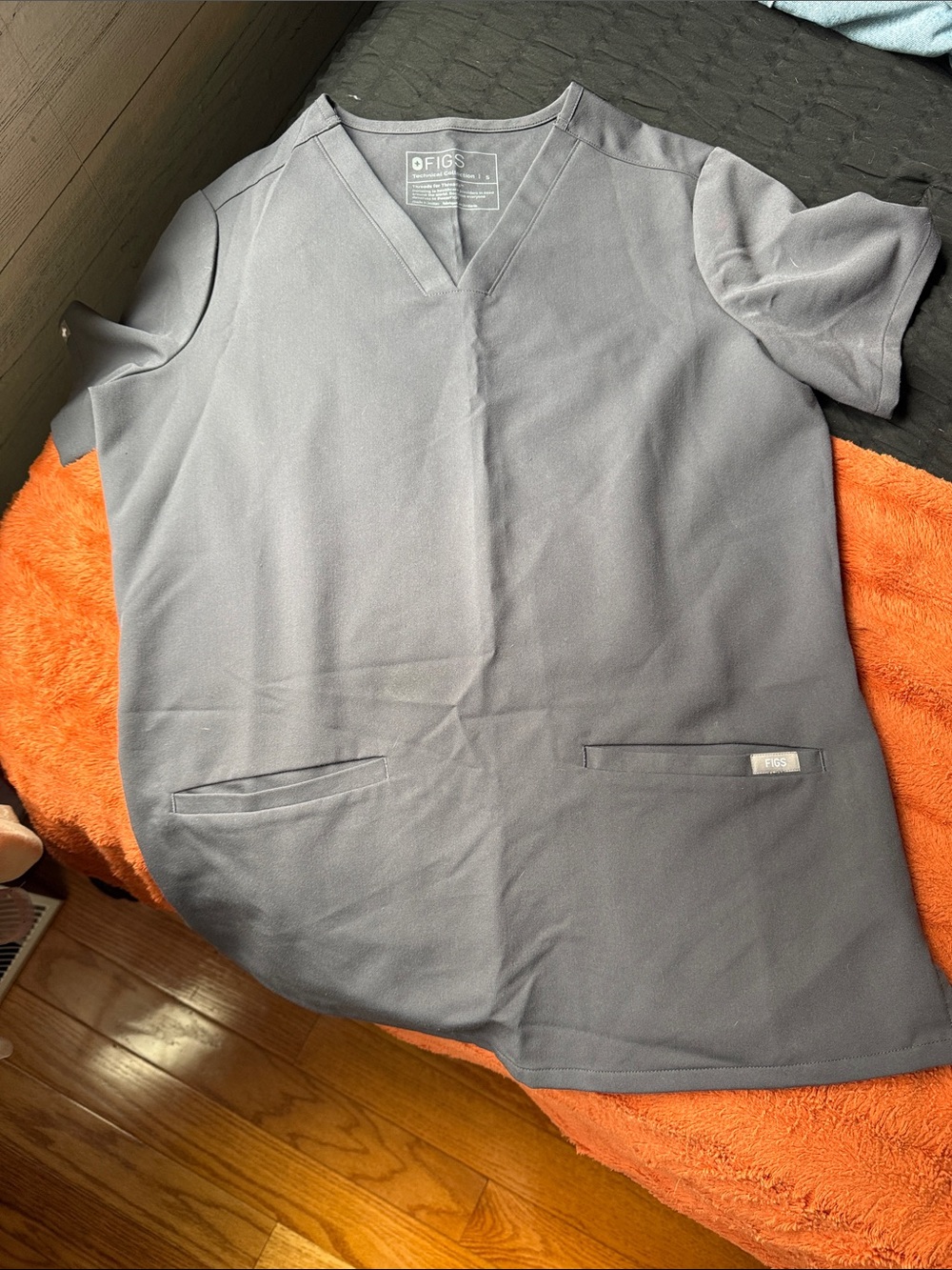 FIGS Women’s V-Neck Scrub Top in Charcoal Gray